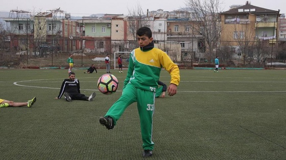 İşitme engelli genç futbolcunun hedefi milli takım