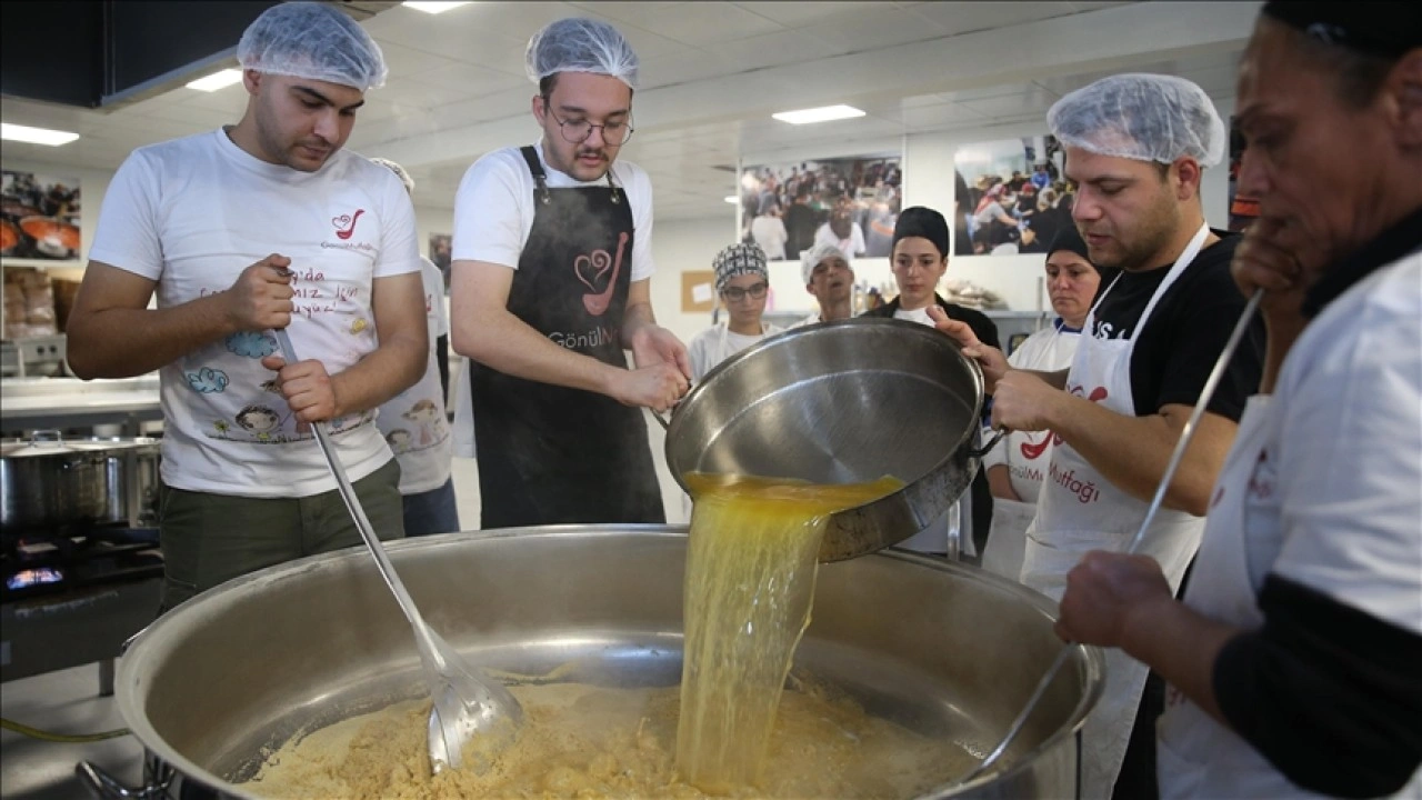 İskenderun'daki "Gönül Mutfağı"nda depremin ikinci yılı dolayısıyla helva kavruldu