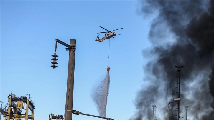 İskenderun Limanı'nda deprem sonrası çıkan yangına müdahale sürüyor