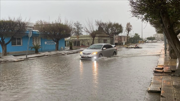 İskenderun'da sağanak etkili oluyor