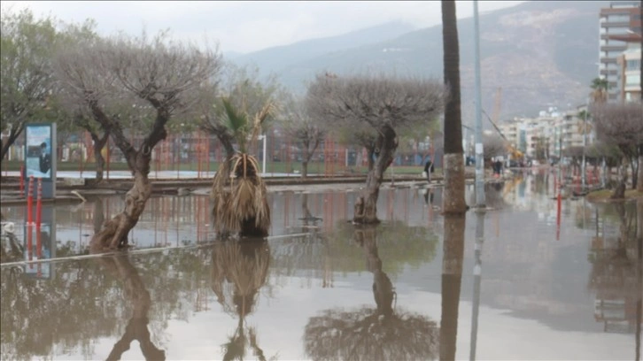 İskenderun'da sağanak ve lodos hayatı olumsuz etkiledi