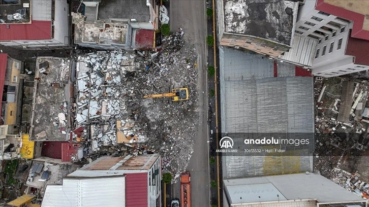 İskenedurun'da bina yıkım ve enkaz kaldırma çalışmaları sürüyor