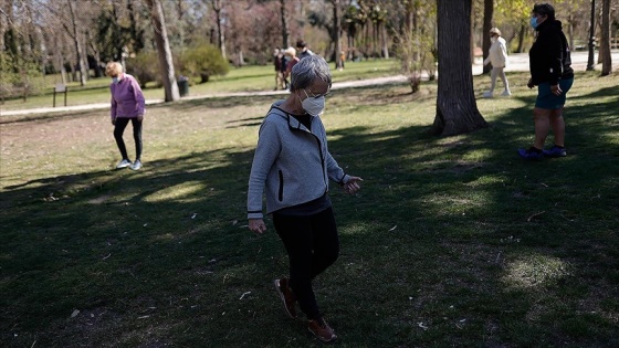 İspanya'da hafta sonundan itibaren açık alanda maske takma zorunluğu kaldırılıyor