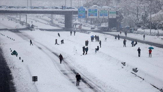 İspanya&#039;da yoğun kar yağışı nedeniyle hayat durma noktasına geldi