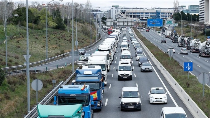 İspanya'da hükümetin 'anlaştık' açıklamalarına rağmen taşımacıların grevi son bulmadı