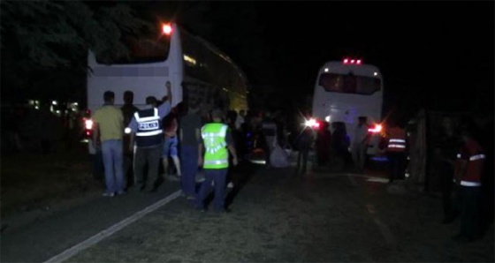 Isparta’da otobüs traktörü ikiye böldü