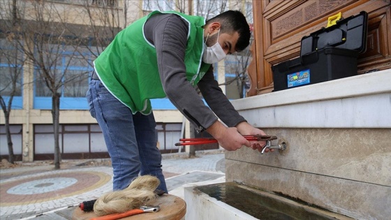 'İsraf avcıları' su tasarrufu için bozuk muslukları onarıyor