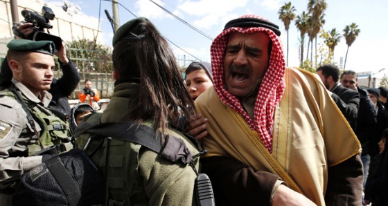 İsrail askeri, El Halil Camisi'nde toplanan cemaati dağıttı