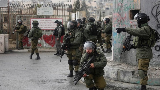 İsrail askerleri 20 Filistinliyi gözaltına aldı
