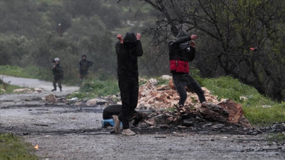 İsrail askerlerinden Filistinlilerin Batı Şeria'daki gösterisine müdahale