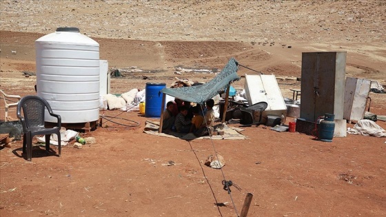 İsrail askerlerinin evlerini yıktığı Filistinli bedevi aileler kavurucu yaz sıcağında ortada kaldı