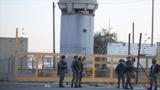 İsrail&#039;de başka hapishaneye nakledilen Filistinli tutuklular darbedildi