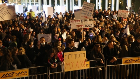 İsrail’de Kovid-19 aşısı ve aşı olanlara yeşil pasaport verilmesi uygulaması protesto edildi