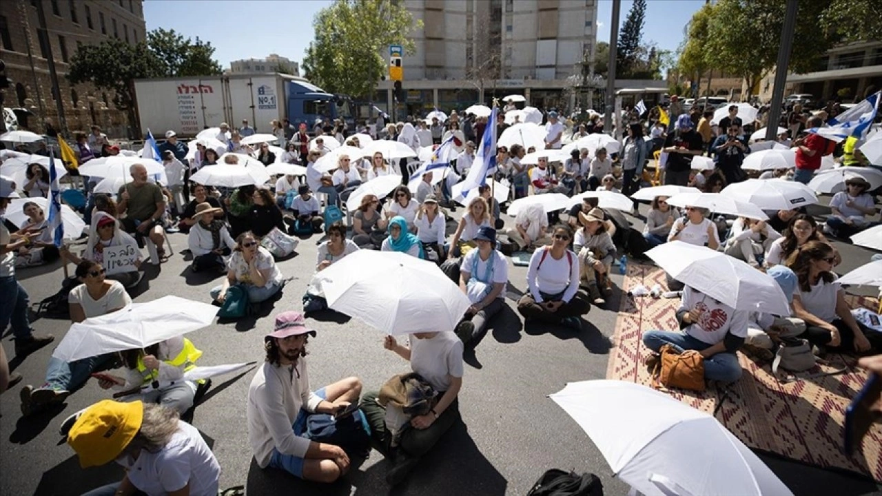 İsrail'de Netanyahu hükümetine karşı kitlesel protestolar düzenleniyor