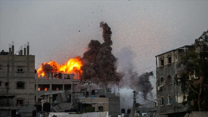 İsrail, Gazze Şeridi'nin orta kesiminde iki eve hava saldırısı düzenledi