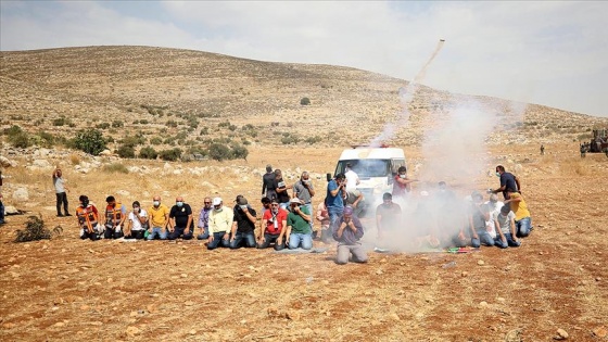 İsrail güçleri Batı Şeria'da namaz kılan Filistinlilere göz yaşartıcı gazla saldırdı