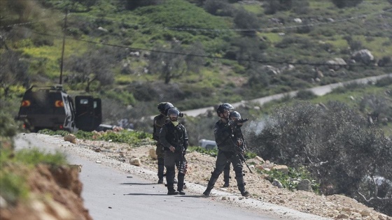 İsrail güçlerinden Yahudi yerleşimcilere karşı Urme Tepesi'nde nöbet tutan Filistinlilere müdahale