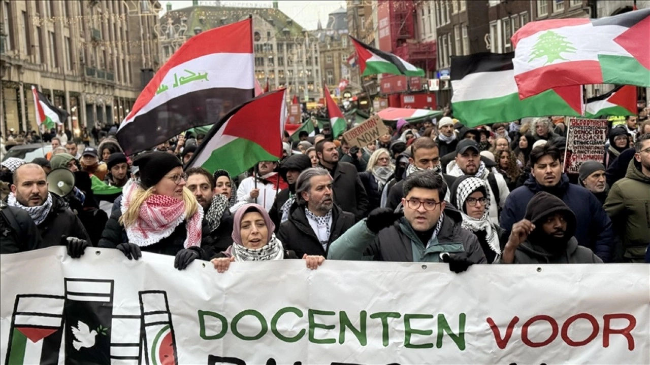 İsrail'in Gazze'deki saldırıları Amsterdam'da protesto edildi