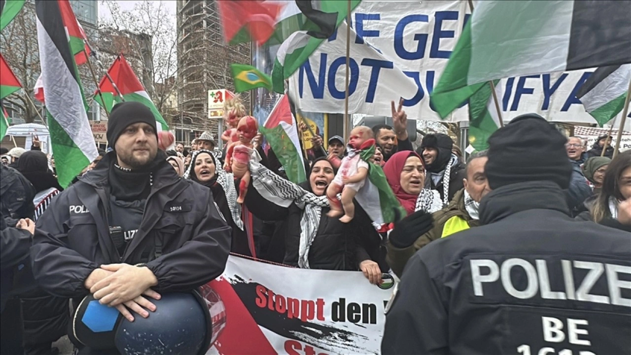 İsrail'in Gazze ve Lübnan'daki saldırıları Berlin'de protesto edildi