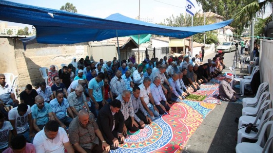 İsrail'in zorla evinden çıkardığı ailenin evi önünde cuma namazı