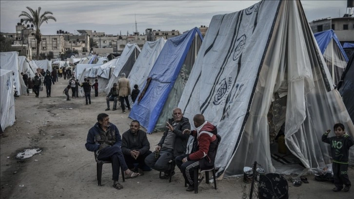 İsrail, kara saldırısı öncesinde Refah'a sığınanları çıkarmak için 40 bin çadır satın alıyor