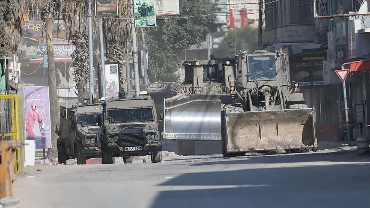 İsrail ordusu, işgal altındaki Batı Şeria'nın Cenin kentine buldozerlerle baskın düzenledi