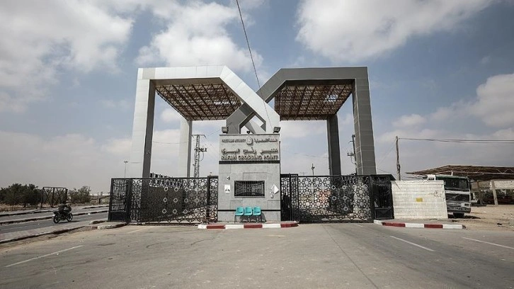 İsrail ordusu, Refah Sınır Kapısı'nda yolcu binasını ateşe vererek kullanılamaz hale getirdi