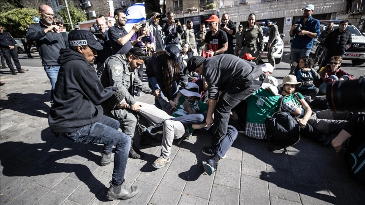 İsrail polisi, Netanyahu'nun konutu yakınında 12 protestocuyu gözaltına aldı