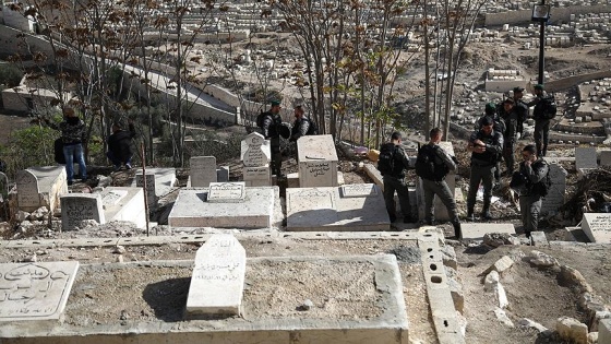 İsrail polisi tarihi Müslüman mezarlığına baskın düzenledi