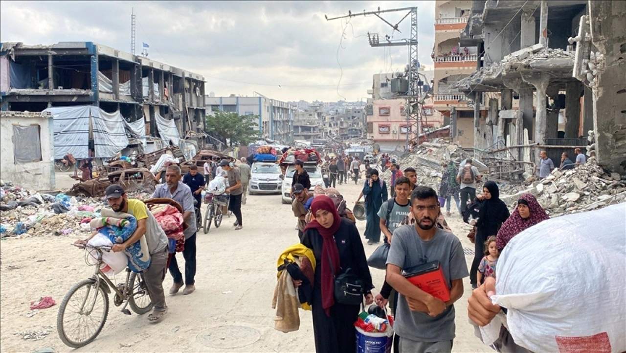 İsrail saldırıları nedeniyle Gazze'nin kuzeyindeki Filistinlilerin sürgünü devam ediyor