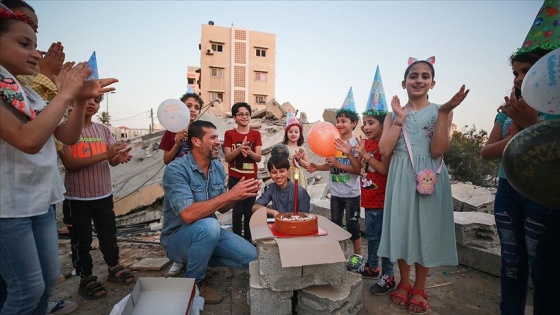 İsrail saldırılarında evleri yıkılan Gazzeli aile, enkaz üzerinde oğullarının doğum gününü kutladı