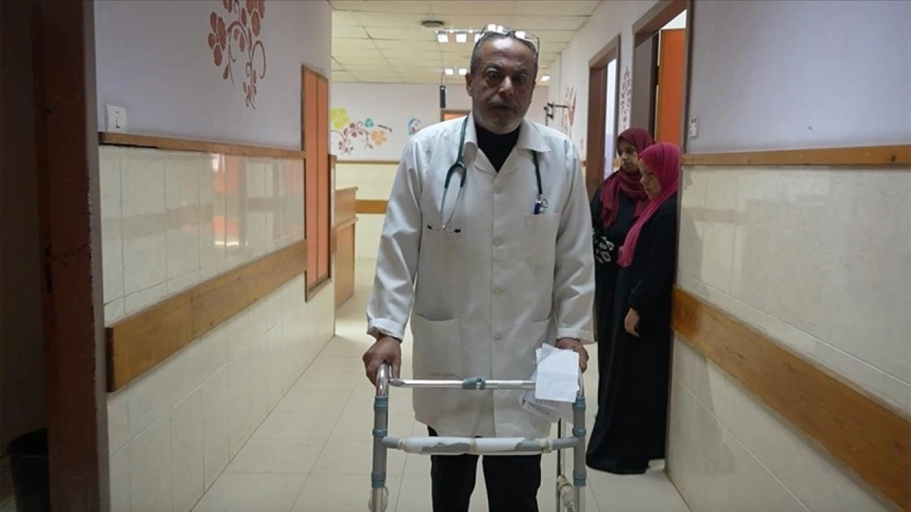 İsrail saldırısında ayağını kaybeden Gazzeli doktor görevine devam ediyor