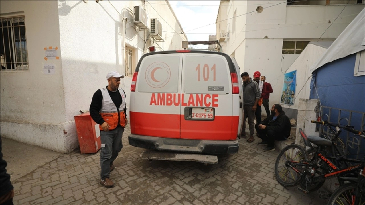 İsrail, tedavi için Gazze'den yurtdışına nakledilecek çocuğun annesine refakat izni vermedi