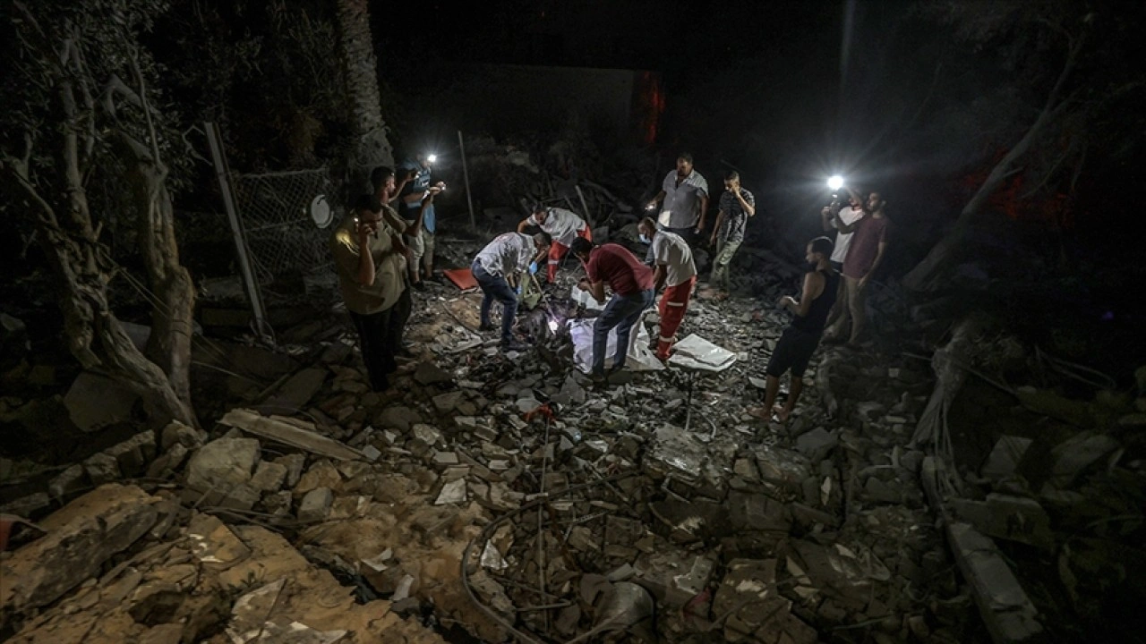 İsrail'in, Gazze'de yerinden edilenlerin sığındığı evi bombalaması sonucu 5 kişi öldü