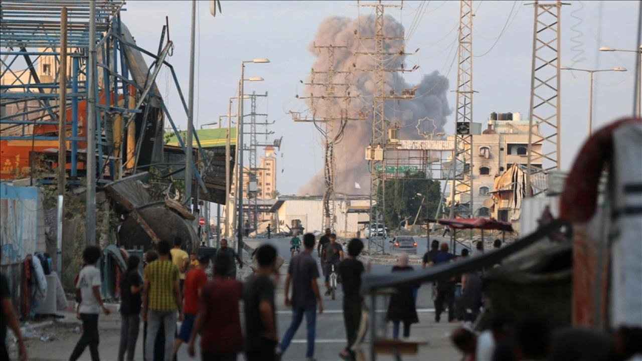 İsrail'in Gazze'nin güneyindeki su dolum istasyonunu bombalaması sonucu 8 kişi hayatını ka