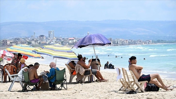 İsrail'in saldırı ve tehditlerine rağmen Lübnanlılar sıcak havada sahil ve plajlara koştu