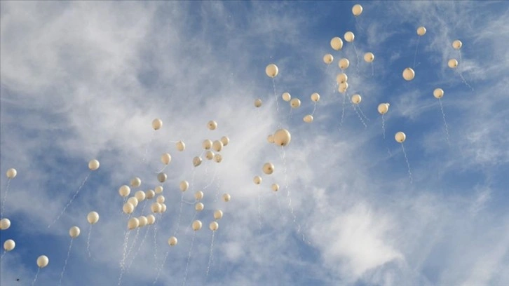 İsrail'in saldırılarında hayatını kaybeden Filistinli çocuklar için gökyüzüne balon bırakıldı