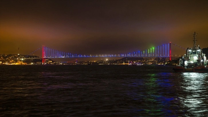 İstanbul Boğazı bordo mavi renklere büründü