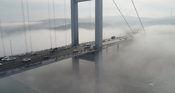 İstanbul Boğazı'na çöken sis havadan görüntülendi