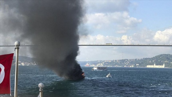 İstanbul Boğazı'nda yatta yangın