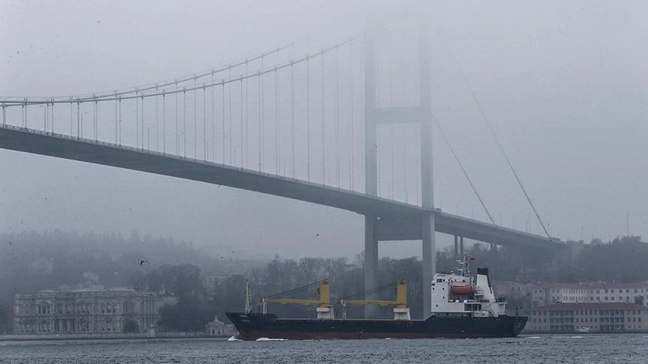 İstanbul Boğazı sis nedeniyle geçici olarak gemi trafiğine kapatıldı