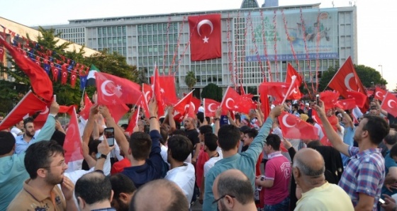 İstanbul Büyükşehir Belediyesi önünde 'Demokrasi Nöbeti'