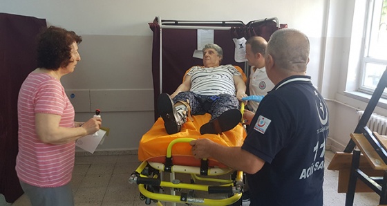 İstanbul'da 112 ekipleri hasta ve engelli vatandaşları sandığa taşıdı