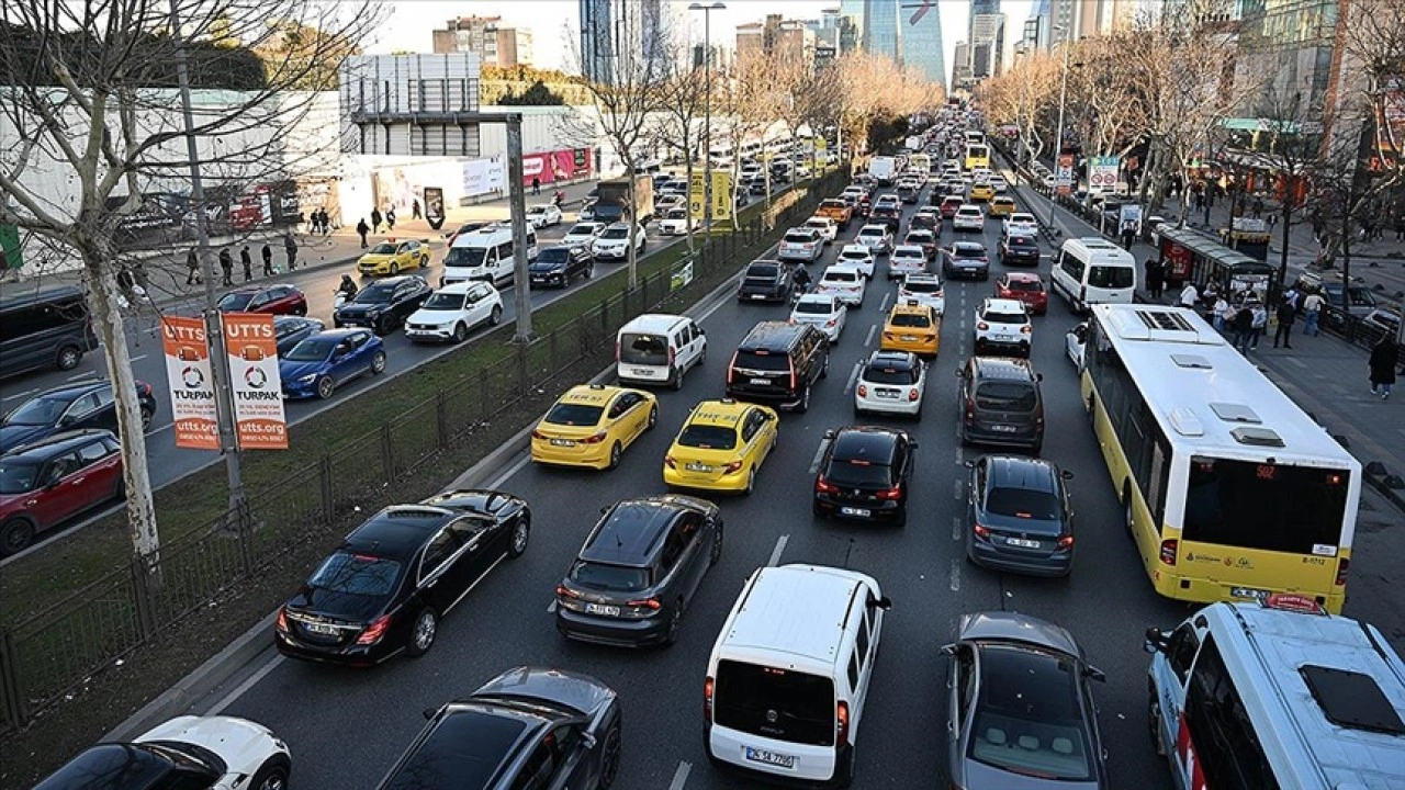 İstanbul'da akşam saatlerinde trafik yoğunluğu yüzde 83'e ulaştı