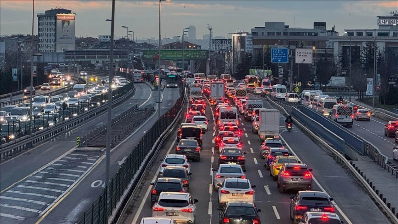 İstanbul'da akşam saatlerinde trafik yoğunluğu yüzde 85'e ulaştı