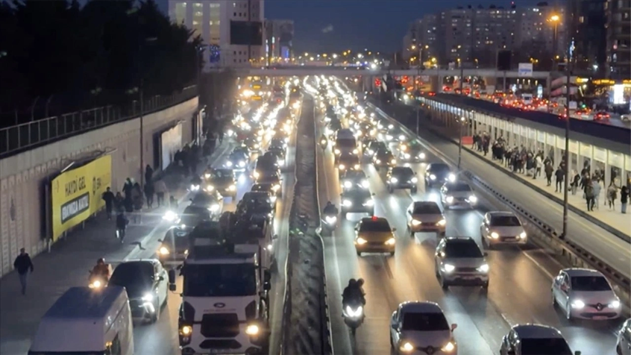 İstanbul'da akşam saatlerinde trafik yoğunluğu yüzde 87'ye ulaştı