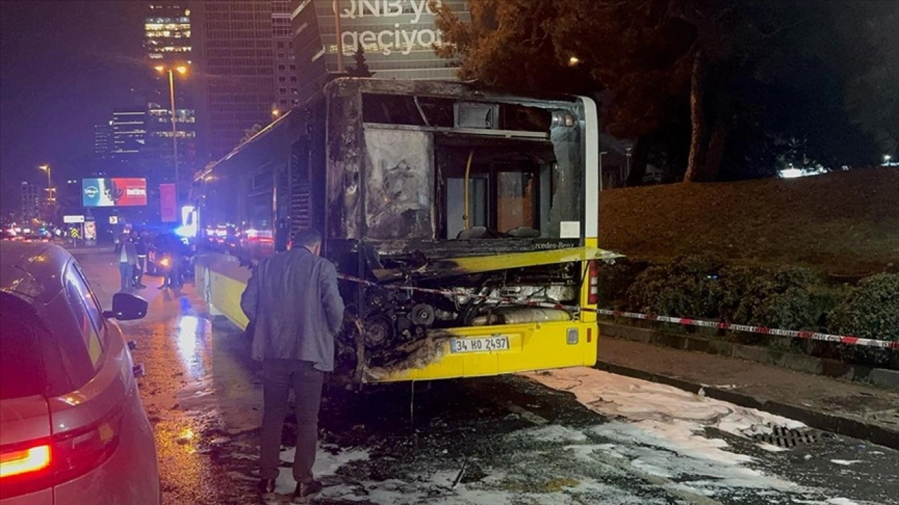 İstanbul'da alev alan özel halk otobüsü kullanılamaz hale geldi