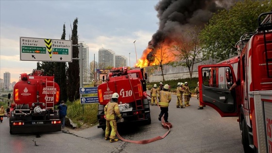 İstanbul'da ambalaj atığı toplama ve ayırma tesisinde yangın