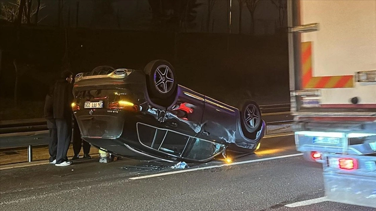 İstanbul'da araç sürücüsünün makas atması sonucu yaşanan trafik kazası kamerada