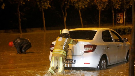 İstanbul'da araçlar mahsur kaldı